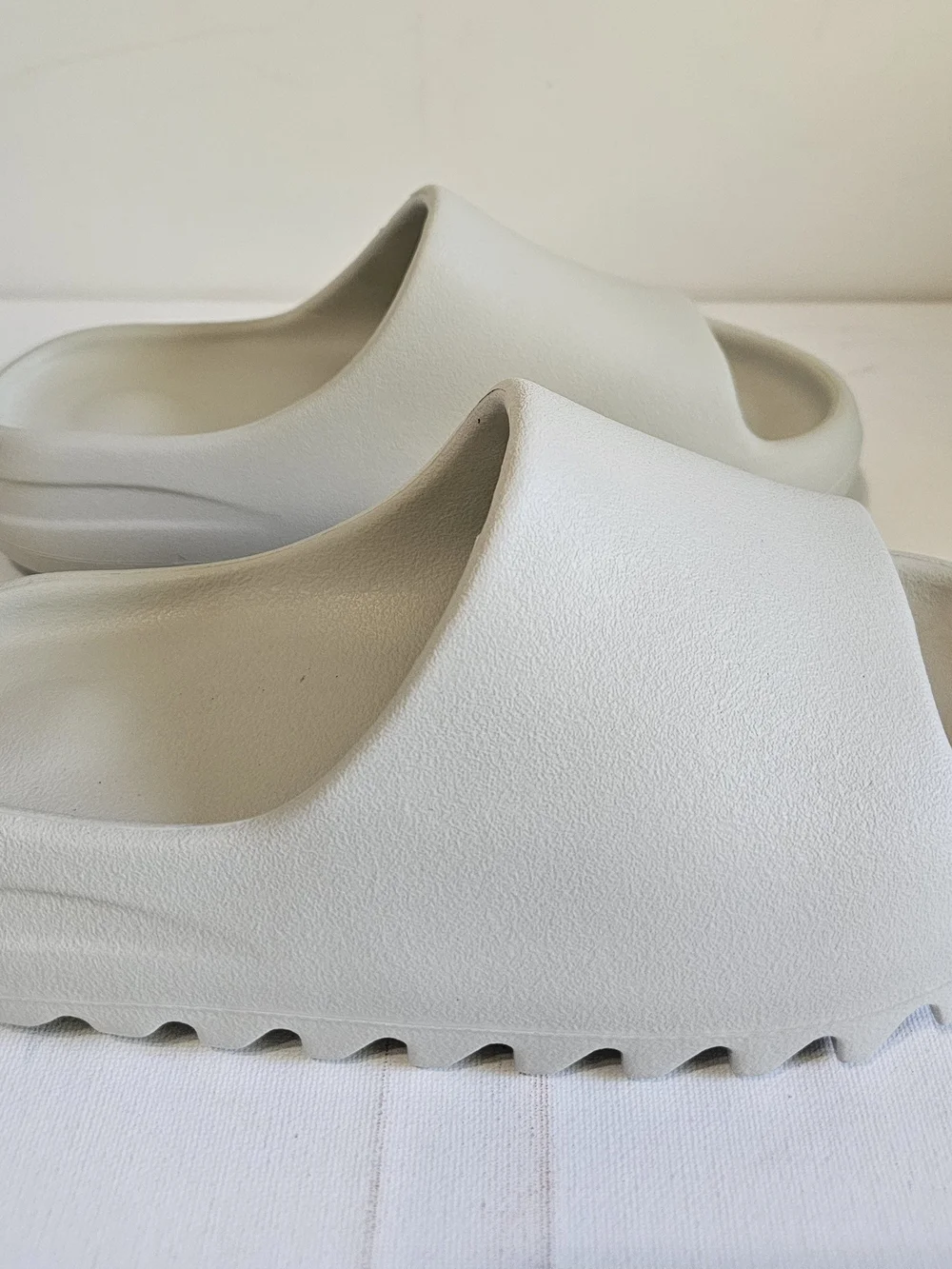 Yeezy Mens Cream Slides M6/W7-7.5